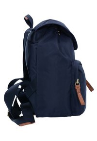 Zaino in tessuto blu navy con pattina superiore, tasca laterale e dettagli in pelle. Presenta spallacci regolabili e un design elegante e snello.