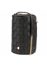 Borsa in pelle intrecciata nera con forma cilindrica, manico superiore e tracolla in catena dorata. Presenta una superficie liscia e un delicato dettaglio del logo.