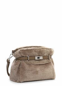 Nepbont handtas in beige met een zachte textuur, in een rechthoekige vorm, voorzien van zilverkleurige accenten en een bruin leren hengsel en riemdetail.