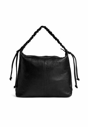 Čierna kožená kabelka na rameno s nariaseným uchom a detailmi strapcov na boku, obdĺžnikového tvaru a so zipsovým uzáverom na vrchu.