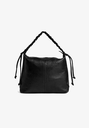 Borsa a tracolla in pelle nera con manico arricciato e dettagli con nappine laterali, forma rettangolare e chiusura superiore con cerniera.