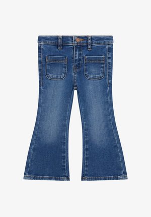 Jeans da bambino in denim blu con gambe ampie a zampa, tasche frontali, passanti per cintura e chiusura con bottone.