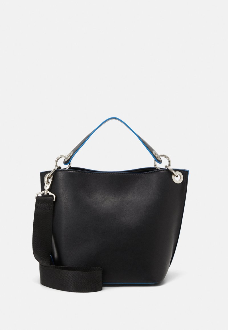 Borsa secchiello in pelle nera con bordo superiore blu, accessori in metallo argentato, una maniglia corta e una tracolla nera rimovibile. Texture liscia, design minimalista.