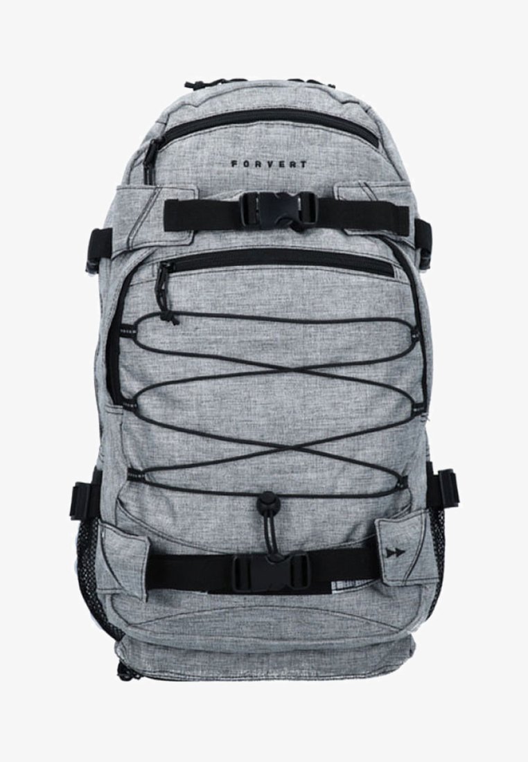 Sac à dos gris en tissu texturé, avec plusieurs zips, des bretelles ajustables et un élastique bungee à l'avant pour un rangement supplémentaire.