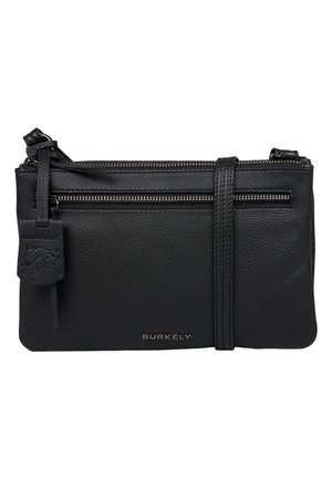 Schwarze Leder-Umhängetasche mit strukturierten Oberflächen, zwei Reißverschlussfächern und einem abnehmbaren Anhänger. Mit Logo auf der Vorderseite.