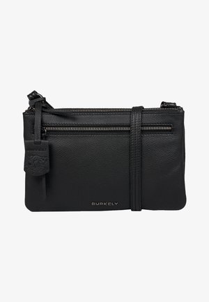 Schwarze Leder-Umhängetasche mit strukturierten Oberflächen, zwei Reißverschlussfächern und einem abnehmbaren Anhänger. Mit Logo auf der Vorderseite.