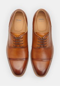 Pantofi eleganți din piele maro cu un finisaj neted, vârf rotund, design cu șireturi și cusături subtile de accent pe margini.