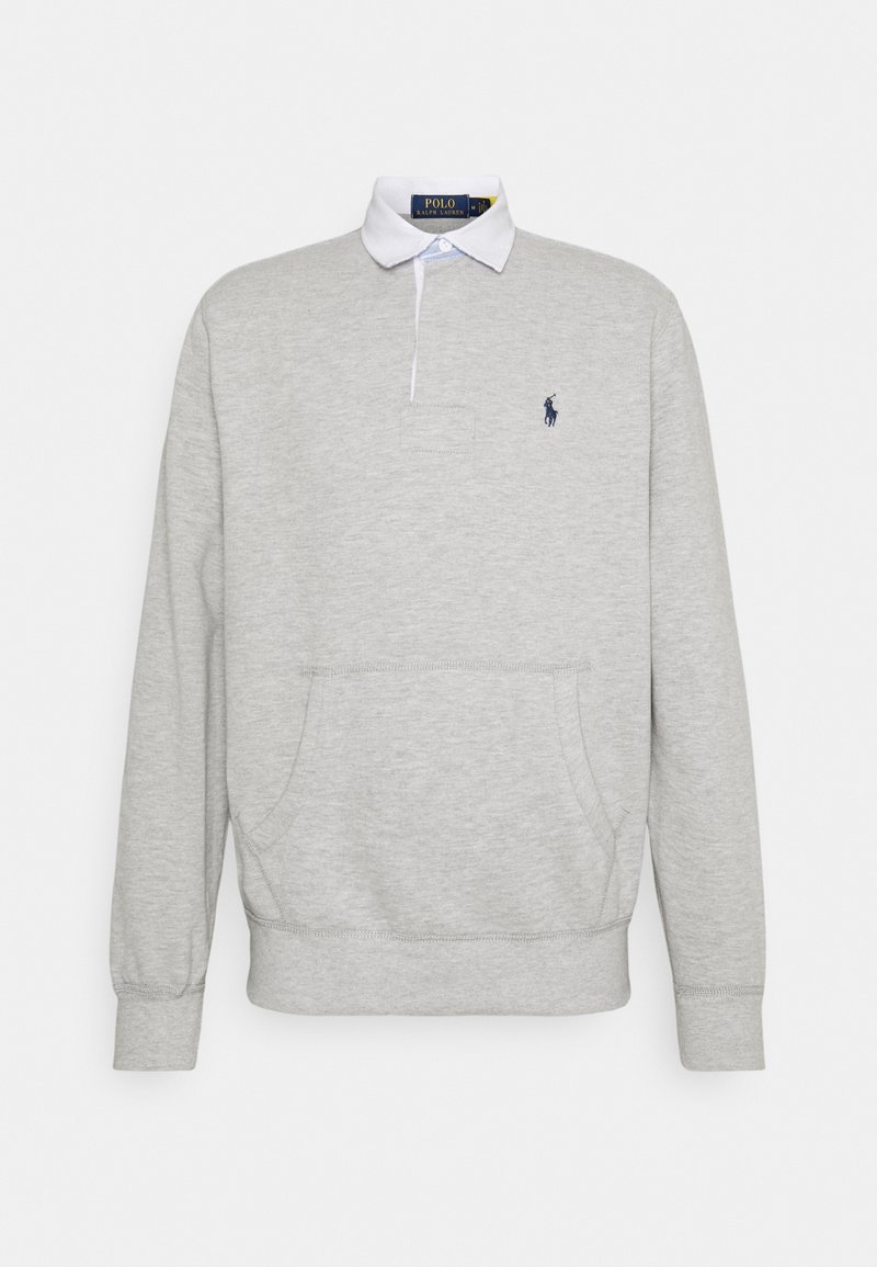 Ljusgrå långärmad tröja med vit polo-krage, framficka i kängurustil och en liten marinblå broderad polo-spelare-logotyp på bröstet.