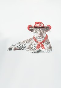 Illustration af en leopard iført en rød dekorativ hat og et matchende tørklæde på en ensfarvet hvid baggrund. Detaljerede pletter og et udtryksfuldt ansigt.