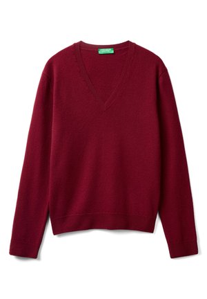 Bordeauxrode trui gemaakt van zacht materiaal, met een V-hals, geribbelde manchetten en zoom, een losse pasvorm en zijslitten voor meer bewegingsvrijheid.