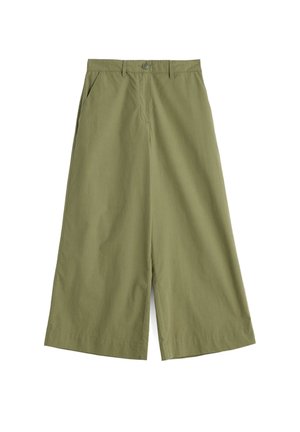 Pantaloni cropped verde oliva a gamba larga con tasche frontali, passanti per cintura, chiusura con bottoni e tessuto leggero e liscio.
