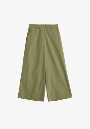 Olijfgroene wijde cropped broek met steekzakken aan de voorkant, gulp met knoopsluiting, riemlussen en een gladde, lichte stof.