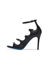 Sandaletta nera con tacco alto, realizzata in pelle textured, con design a intaglio, cinturini regolabili e un accento blu sulla suola.