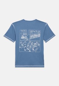 Blue t-shirt with white comic-style drawing of runners racing toward a finish line, city skyline, and cheering crowd.