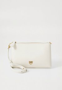 Bílá kožená psaníčko s uzavíráním na zip, nastavitelným popruhem, jemným zlatým kováním a malým logem vpředu. Kompaktní obdélníkový tvar.