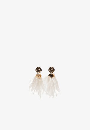 Boucles d'oreilles circulaires de couleur dorée avec une texture martelée, chacune ornée de trois petits disques dorés et de pampilles blanches en forme de plumes suspendues en dessous.