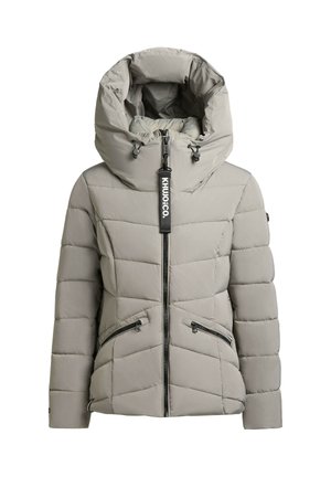Lichtgrijze pufferjack met een grote capuchon, zigzag-quilting, twee ritszakken aan de voorkant en een ritsluiting aan de voorkant. Zwarte merklabel bevestigd.