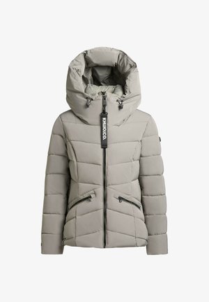 Lichtgrijze pufferjack met een grote capuchon, zigzag-quilting, twee ritszakken aan de voorkant en een ritsluiting aan de voorkant. Zwarte merklabel bevestigd.