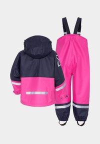 Roze en marineblauwe waterdichte regenjas met reflecterende strepen en een capuchon, gecombineerd met bijpassende roze overall met verstelbare banden.