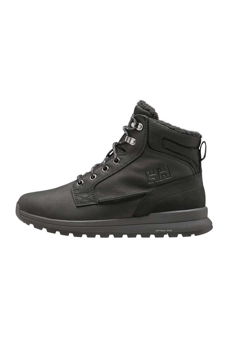 Botas negras hasta el tobillo con parte superior de cuero y textil, cuello texturizado, ojales de metal y suela de goma resistente con patrones de agarre.