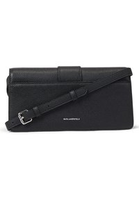 Czarna, teksturowana skórzana torebka na ramię z klapką, regulowanym paskiem i srebrnymi detalami, w tym wytłoczonym logo.