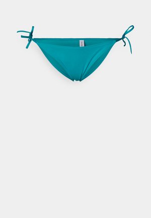 Zeleno-modré bikini spodok vyrobený z hladkej tkaniny, s viazacími uzávermi po oboch stranách a s minimálnym pokrytím.