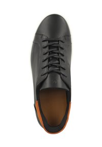 Sneaker in pelle nera con punta rotonda, design con lacci e accenti in suede arancione a contrasto. Presenta un interno imbottito e suola in gomma bianca.