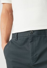 Next SLIM STRETCH 3 PACK - Hlače chino - black grey stone