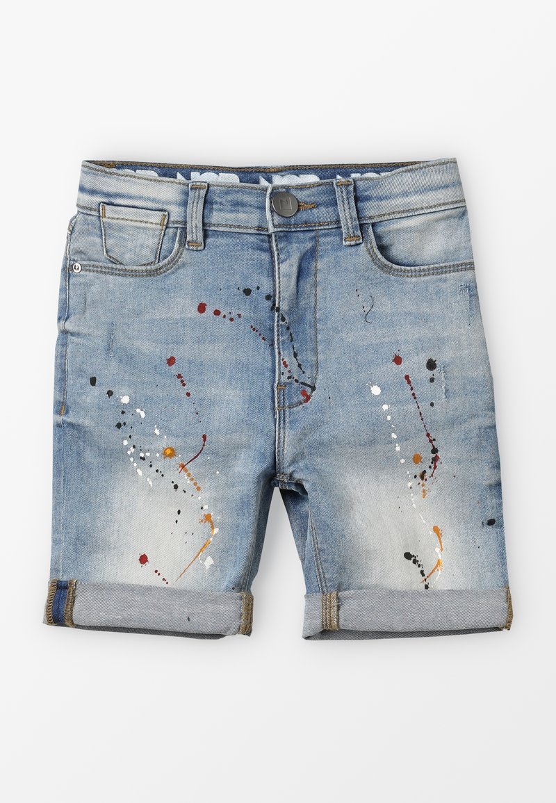 Shorts en denim bleu clair avec des éclaboussures de peinture en noir, rouge et orange. Dotés de revers roulés et d'un design de poche traditionnel.