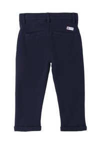 Granatowe spodnie wykonane z fakturowanej tkaniny, z podwiniętym dołem, dwiema tylnymi kieszeniami oraz małą naszywką z logo na pasku.