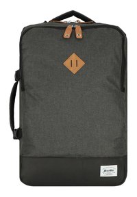 Mochila de tela gris con parte inferior negra, detalle de cuero, cierre de doble cremallera y asa superior. Presenta un diseño sencillo y una correa lateral.