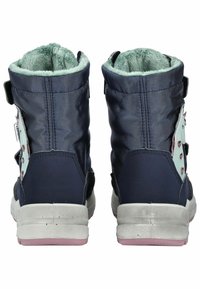 Botas de tobillo azul marino con tela texturizada, forro de piel sintética gris, correas ajustables y suelas de goma blanca con acentos en rosa.