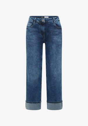 Jean en denim bleu avec ourlets retroussés, bouton à l'avant et poches, présentant un lavage légèrement délavé et une coupe droite.