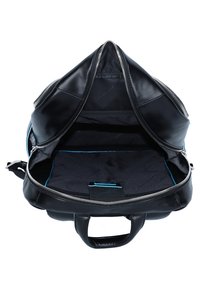 Sac à dos en cuir noir avec une large ouverture zippée, un intérieur spacieux et des accents bleus. Texture lisse, deux poignées et poches zippées extérieures.