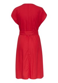 Robe en lin rouge avec des manches courtes, une ceinture à la taille et une coupe décontractée. Le dos présente un décolleté simple et une jupe fluide.