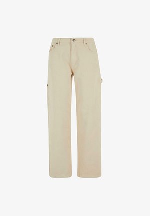 Bežové cargo nohavice so strihom rovného strihu, vyrobené z bavlny, s bočnými vreckami a predným zapínaním na gombík. Hladká textúra, žiadne viditeľné vzory.