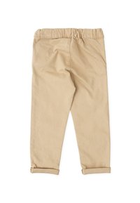 Pantalones de algodón beige con cintura elástica, perneras rectas y puños doblados. La tela tiene una textura suave y costuras mínimas.
