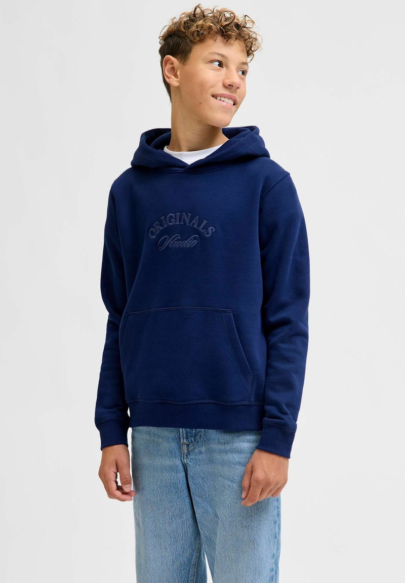 Námořnický modrý sweatshirt s kapucí a přední kapsou, s embosovaným textem "ORIGINALS Studio". Měkká tkanina a pružné manžety. Casual střih.
