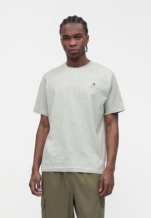 New Balance, WOVEN LABEL T-SHIRT - Тениска с щампа - athletic grey