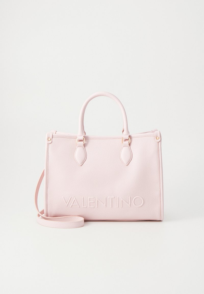 Saco de mão texturizado rosa claro com duas alças curtas, alça de ombro destacável e logótipo em relevo "VALENTINO" na frente.