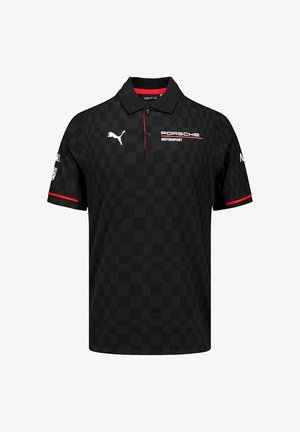 Czarna koszulka polo w kratkę, z czerwonymi akcentami i kołnierzykiem. Na froncie znajduje się białe logo "Porsche Motorsport" oraz logo Pumy.