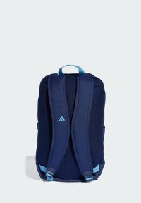 Mochila azul marino con tejido de malla, correas de hombro acolchadas ajustables, detalles en azul claro y asa superior para llevar. Presenta un logo en el frente.