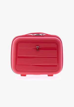 Estuche de cosméticos rígido rojo con ranuras horizontales, cierre plateado y asa de transporte en la parte superior, sobre un fondo blanco.