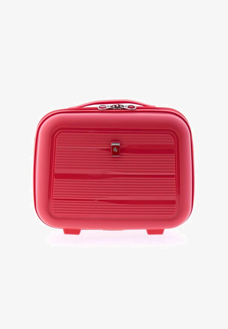 Estuche de cosméticos rígido rojo con ranuras horizontales, cierre plateado y asa de transporte en la parte superior, sobre un fondo blanco.