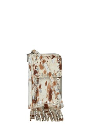 Pequeño bolso bandolera con estampado de piel de vaca marrón y blanca, tachuelas plateadas que delinean la solapa y flecos en la parte inferior, cierre de cremallera y correa ajustable.