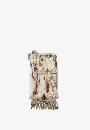 Pequeño bolso bandolera con estampado de piel de vaca marrón y blanca, tachuelas plateadas que delinean la solapa y flecos en la parte inferior, cierre de cremallera y correa ajustable.