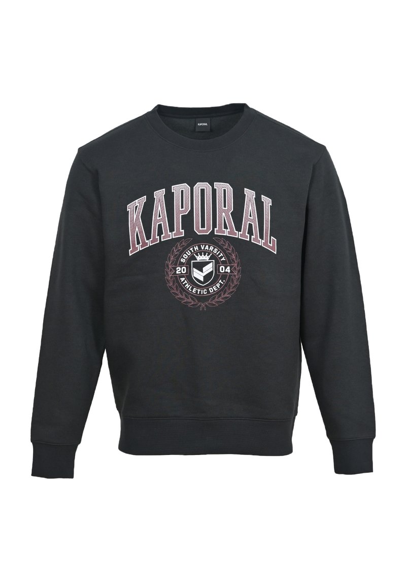 Sudadera negra de manga larga con puños acanalados. Presenta un gran gráfico de "KAPORAL" en blanco y burdeos, con elementos de diseño deportivo vintage.