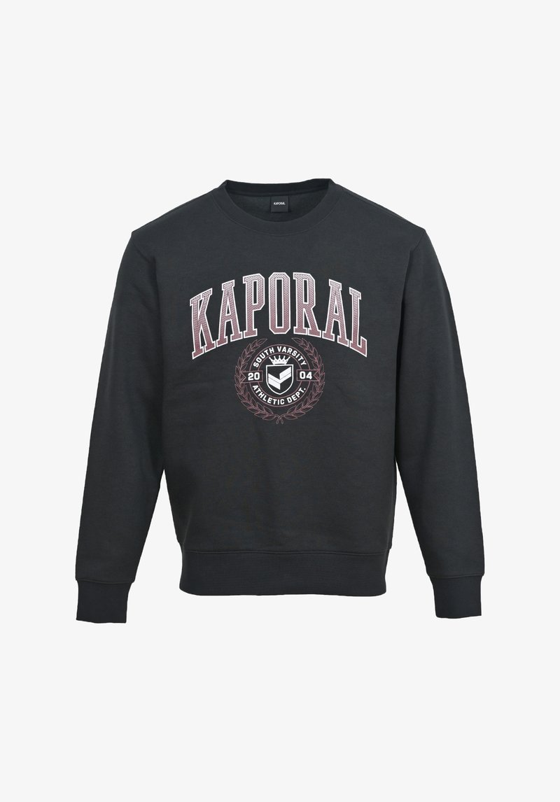 Sudadera negra de manga larga con puños acanalados. Presenta un gran gráfico de "KAPORAL" en blanco y burdeos, con elementos de diseño deportivo vintage.