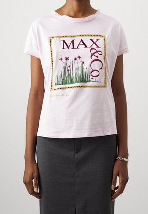Camiseta de algodón rosa de manga corta, con un estampado floral rectangular y "MAX & Co." en burdeos. Un borde dorado enmarca el diseño.