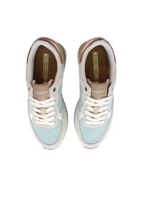 Vaalean siniset ja kermaiset lenkkarit, joissa on verkkopäällinen, kumipohja ja koristeelliset kultaiset yksityiskohdat kantapäässä ja kielekkeessä.